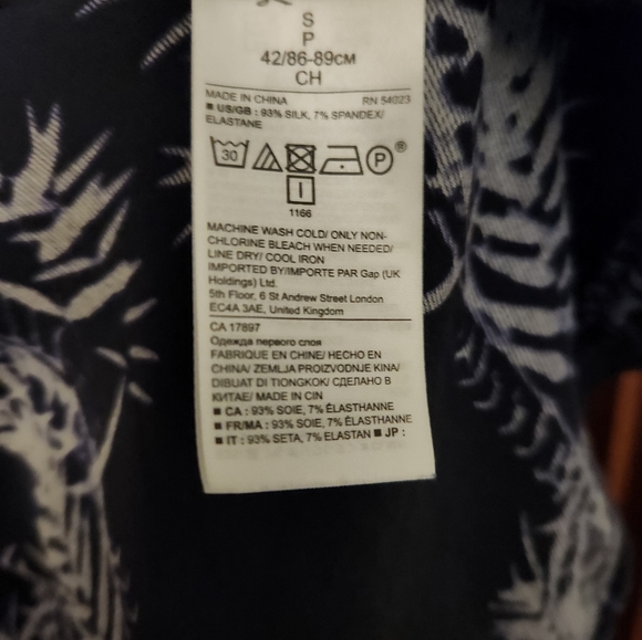 Banana Republic Silk Blend Navy Palm Leaf Printed Button Down Blouse - Picture 3 of 4